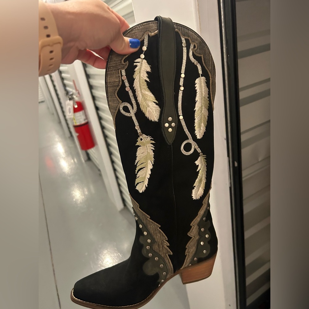 Dingo Black and Cream Heeled Boots with Intricate Detailing